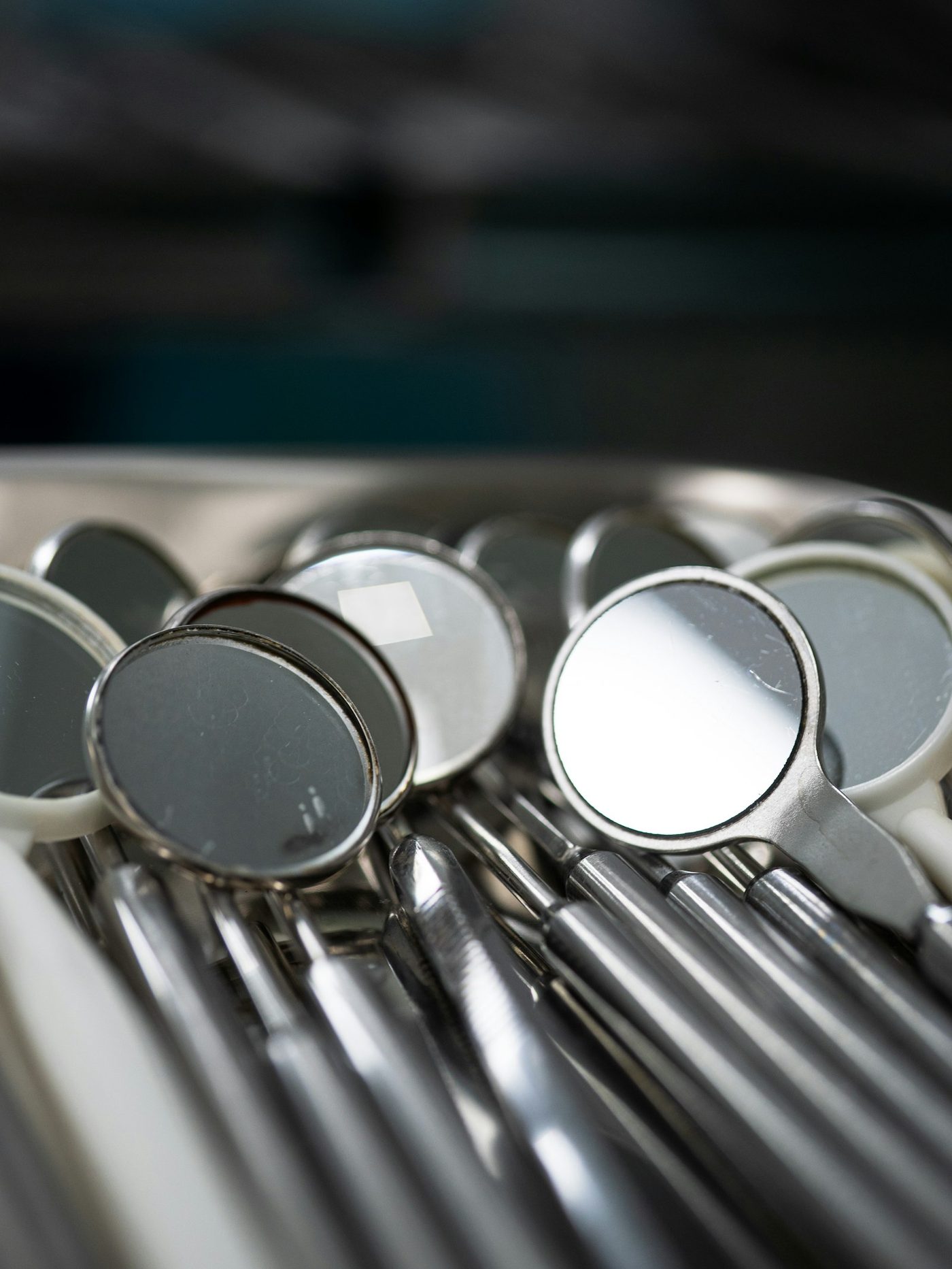 Dental mirrors and instruments organised on a tray